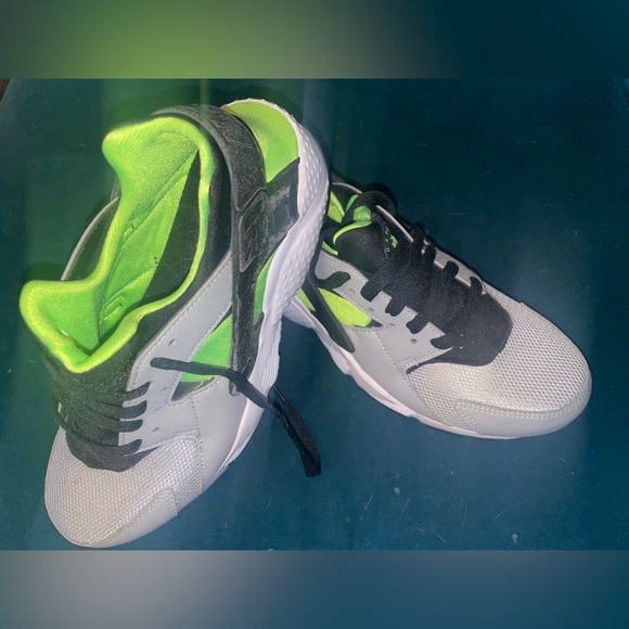 Nike Huarache Run 
Boys/Youth 6.5
Womens 7.5

Brand New Never Worn - Picture 2 of 6